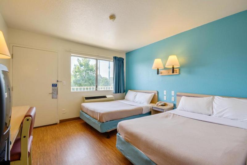 Rodeway Inn Tillmans Corner Luaran gambar